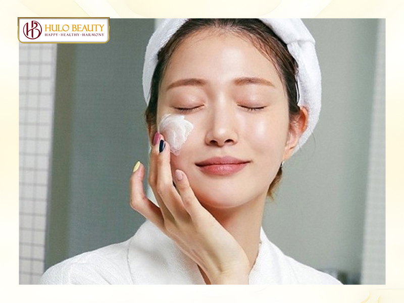 Bôi kem dưỡng ẩm mỗi ngày