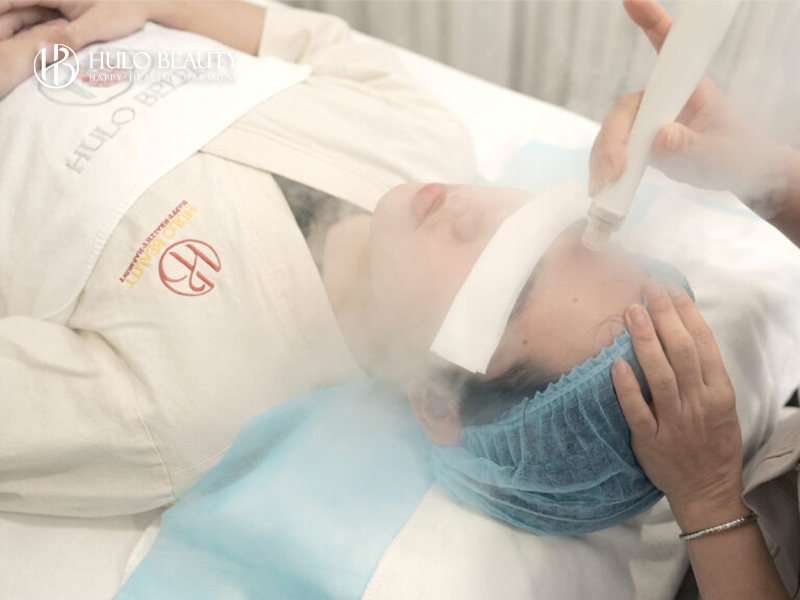 BƯỚC 2: XÔNG HƠI & LÀM SẠCH SÂU VỚI AQUA PEEL
