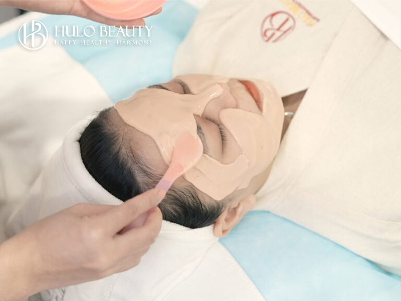 BƯỚC 5: ĐẮP MASK CẤP ẨM VÀ MASSAGE THƯ GIÃN